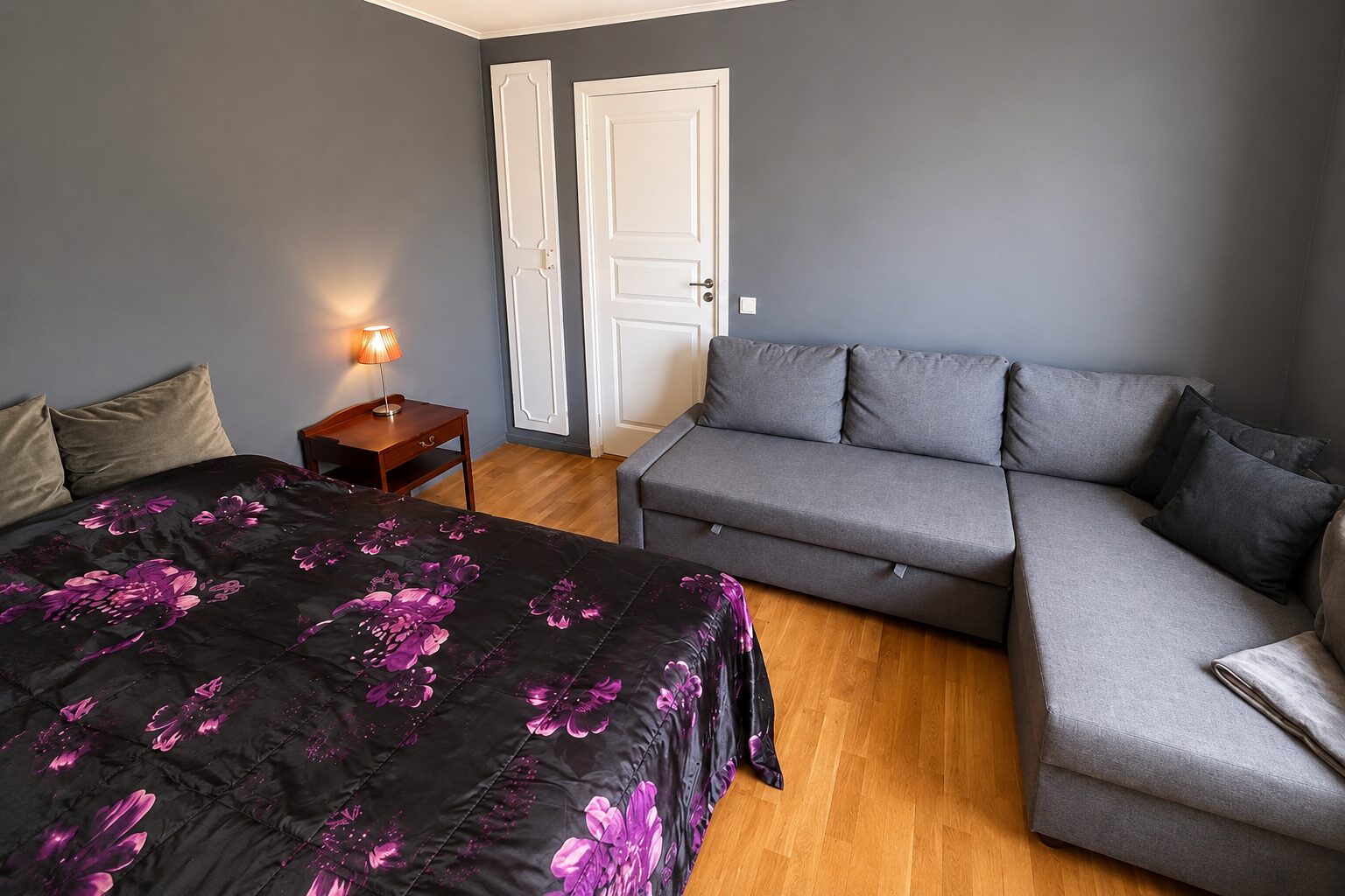Dubbelsäng och bäddsoffa i gästrummet på Nikida B&B i Brålanda