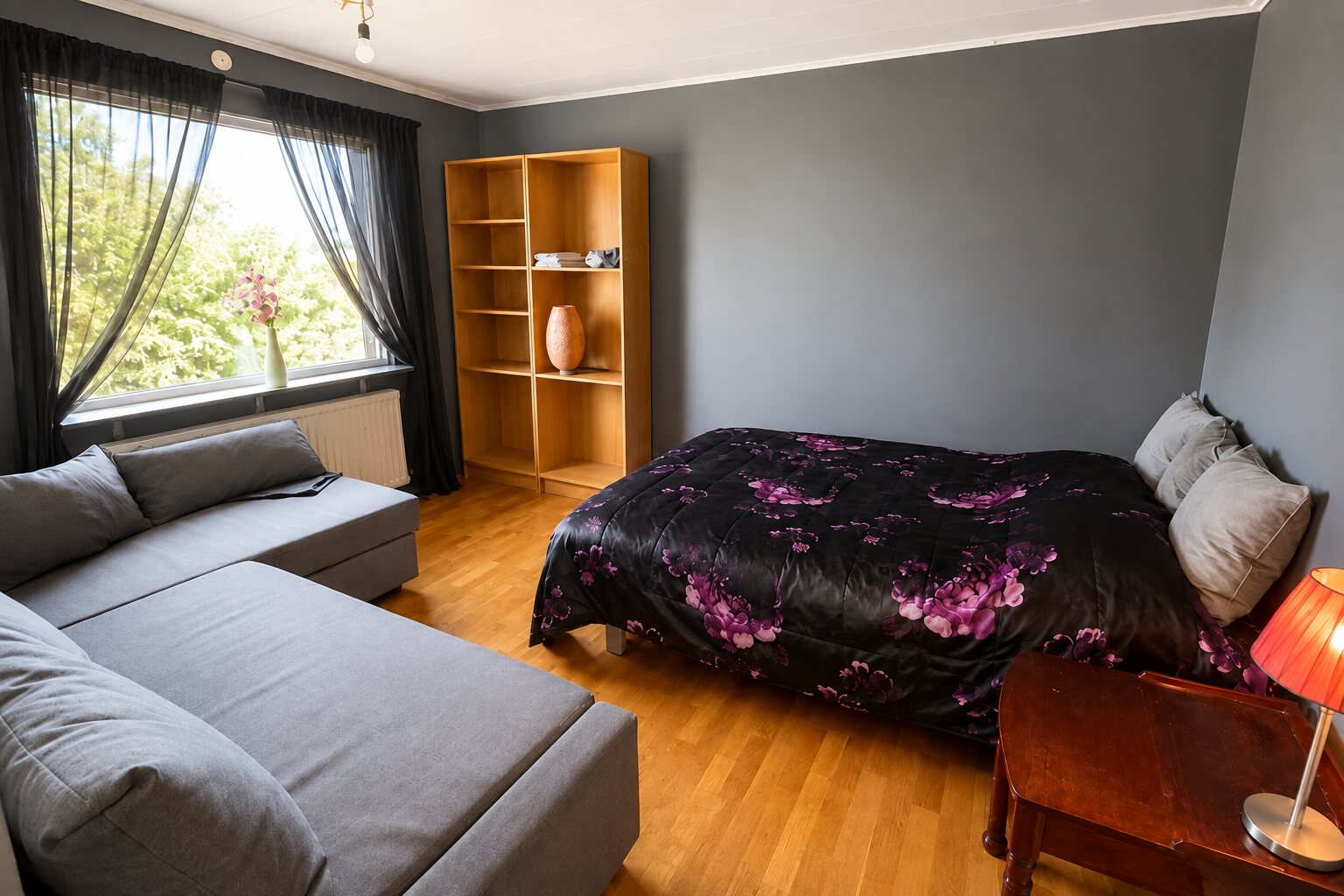 Gästrum på Nikida B&B i Brålanda med 140-säng, bäddsoffa och fönster